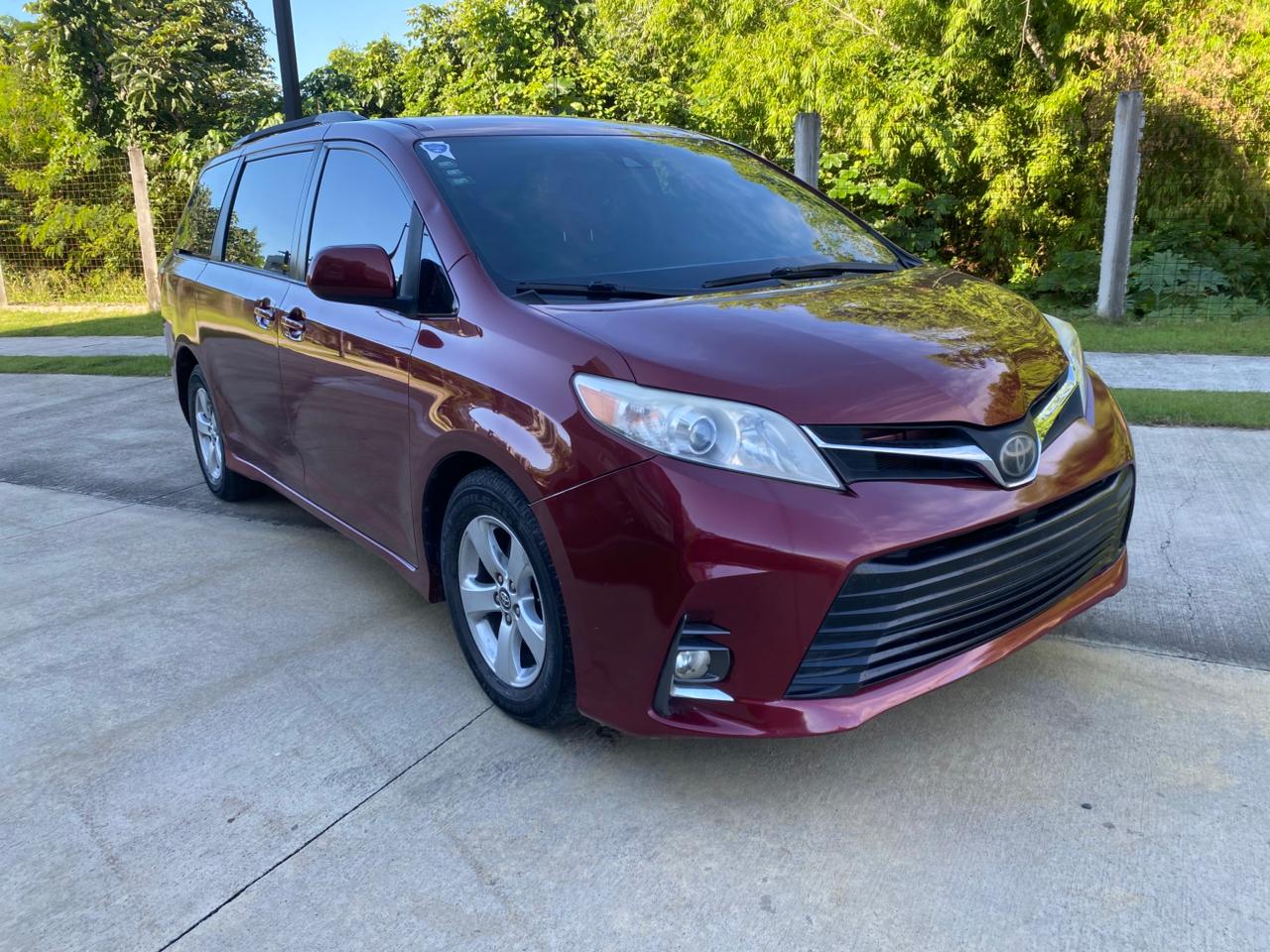 Toyota Sienna LE