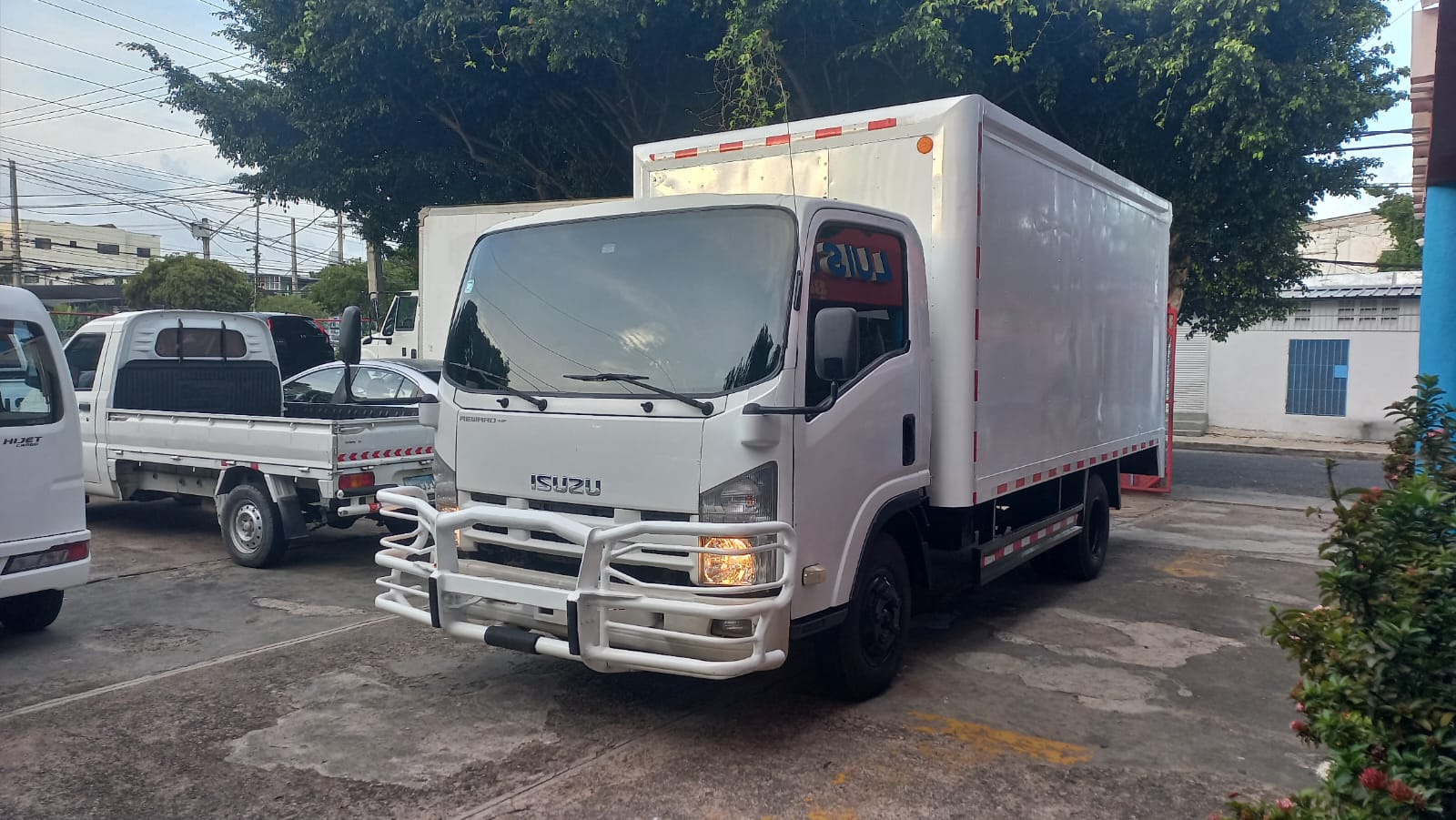 Isuzu NPR Furgon