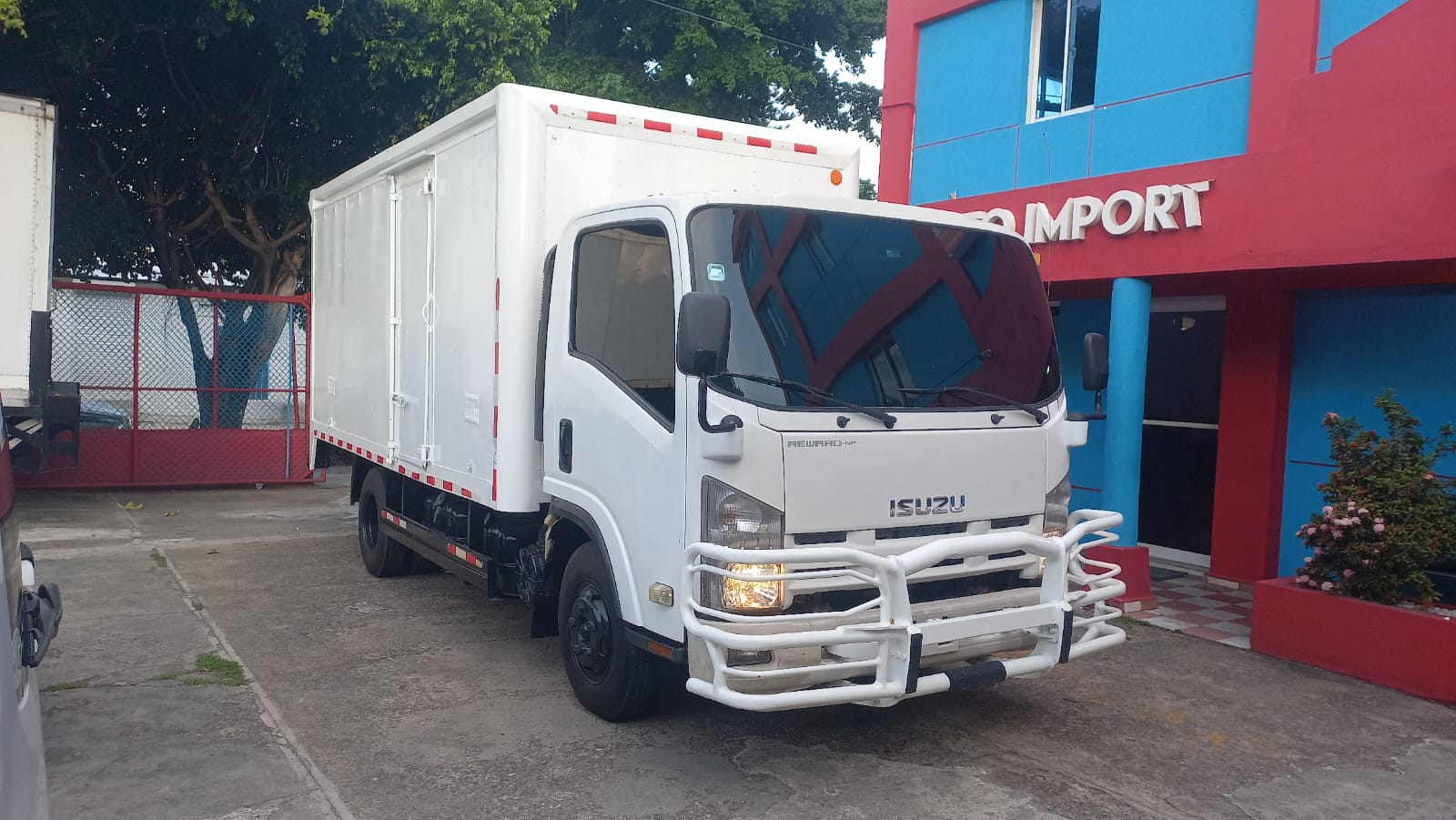 Isuzu NPR Furgon